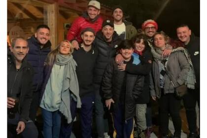 Si bien la pareja aparece muy cerquita uno del otro, cada uno abrazan a su ser querido