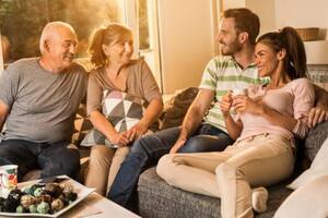 Si bien la relación con los suegros puede ser compleja, la IA puede brindar consejos sobre cómo vincularse