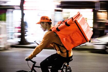Si bien las plataformas empezaron con delivery de comida, ahora se extendieron a otros rubros. En Colombia, por ejemplo, se puede pedir una persona para picar cebolla.