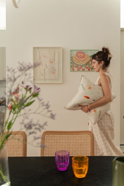 Si bien les encanta la madera, prefirieron esta mesa con tapa de granito negro Brasil: una superficie donde su hijo pudiera comer o dibujar sin muchos cuidados.