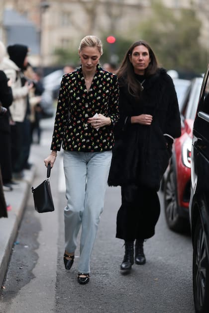Si bien llegaron juntas, Beatrice Borromeo y Tatiana Santo Domingo eligieron caminos diferentes para disfrutar del show de Dior. Vestida totalmente de negro y en borceguíes, Tatiana pasó desapercibida. La esposa de Andrea Casiraghi evitó los flashes