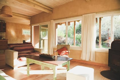 Si bien los grandes ventanales del living significaron resignar algo de eficiencia, los dueños privilegiaron las vistas al parque.