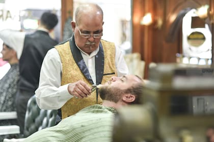Si bien los salones tenían otras funciones en el pasado, hoy todo queda en la barba y el pelo