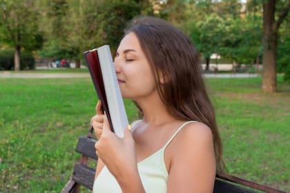 Si bien no es una palabra oficial, muchos lectores adoptaron "bibliosmia" como el término