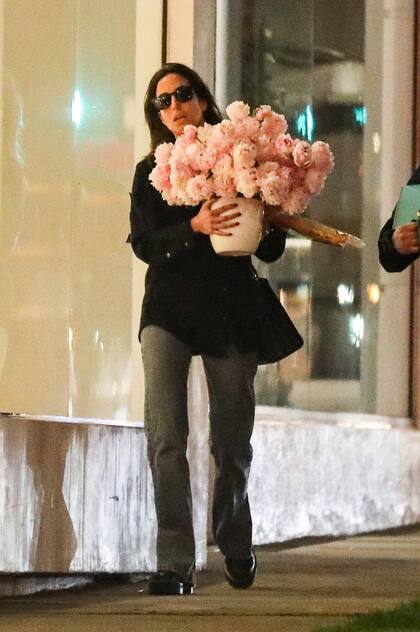 Si bien no se sabe cómo celebraron Ines de Ramon y Brad Pitt este primer San Valentín juntos, lo cierto es que la diseñadora de joyas recibió un regalo muy especial por parte de su novio en este día: un ramo de flores rosas gigante que se encargó de recibir en persona en su oficina. Los paparazzi la descubrieron rumbo a su casa la salida de su oficina, con el presente a cuestas