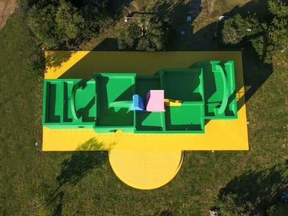 Si bien por fuera llama la atención con sus característicos colores pop, por dentro tiene amplios estudios y espacios privados pintados de blanco neutro, con la intención de ofrecer “una atmósfera luminosa y pacífica”