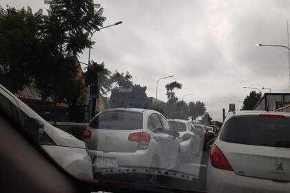 Si bien salió de su casa a las 6:45, el gran flujo de tránsito la mantuvo dentro de su auto sin poder avanzar hasta las 13, cuando decidió regresar a su hogar.