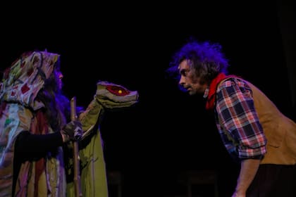 Si bien Salvajada tiene algunos momentos de sonrisas, de pausas que alivianan esa oscuridad, aún así, las funciones en el Cervantes para escuelas no están recomendadas para menores de 17 años