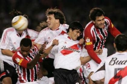 Si bien San Pablo aún no está clasificado para el grupo 1, el último cruce con River fue en 2005: Ameli, Lucho González y Mascherano, de espaldas, en la foto
