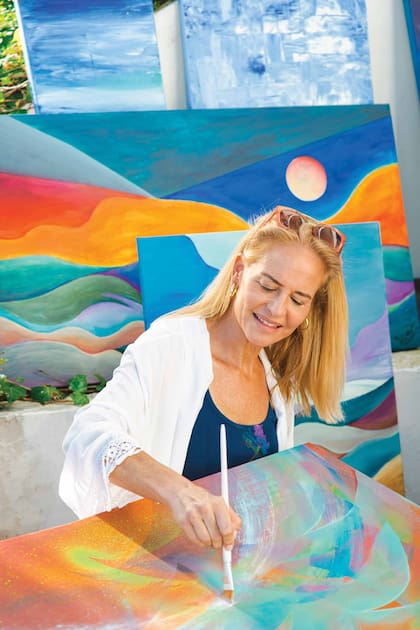 Si bien se recibió de abogada e hizo un máster en Relaciones Internacionales y Derecho Ambiental en la Universidad George Washington, Pilar se dedica a la concientización medioambiental a través de Urumepa, la ONG que comanda, y al arte. “Me gusta jugar con los colores y las formas. Voy pintando y me dejo llevar”, confiesa.