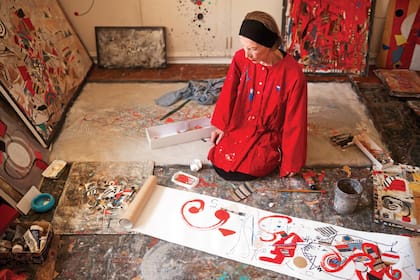 Si bien sigue haciendo sus clásicos collages, hace tiempo ya que no trabaja arrodillada en el piso.