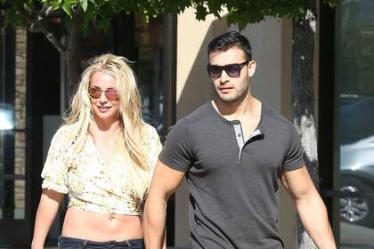 Si bien su manager dice lo contrario, Britney Spears aprovechó el asedio periodístico en una salida a un shopping de California con su novio Sam Asghari para desmentir su retiro de los escenarios