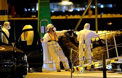 Si bien suelen llegar con deshidratación, hipotermia o quemaduras, no es raro que en la embarcación también haya migrantes fallecidos