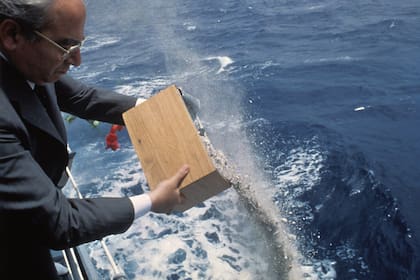 Si bien sus cenizas fueron robadas tiempo después aparecieron (siempre existieron sospechas si eran las de ellas) y sus allegados decidieron arrojarlas al mar Egeo.