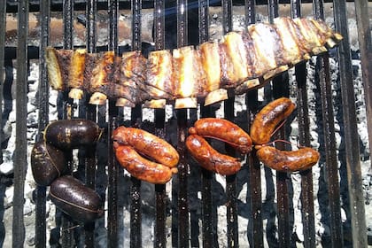 Si bien todos prefieren la leña de distintas especies y calibres, por el perfume y el sabor que le otorga a los alimentos, nadie deja de lado al viejo y conocido carbón vegetal para iniciar la ignición
