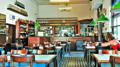 Si bien tuvo varias remodelaciones, La Flor de Barracas mantiene su mostrador y pisos de antaño