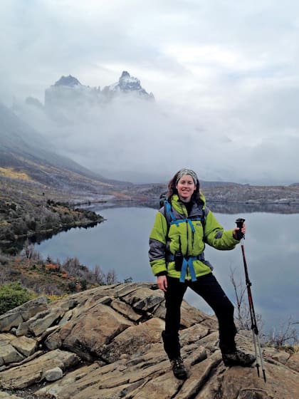 Si bien Victoria Blaquier disfrutaba de su trabajo en la reconocida casa de subastas
de arte Roldán –se había recibido con honores en la carrera de Licenciatura de
Gestión e Historia de las Artes Visuales de la USAL–, dejó todo para ser guía de
excursiones de montaña para turistas de un hotel de lujo frente a las Torres del
Paine, Chile. Quedó seleccionada entre doscientos aspirantes. Y a la vuelta, quiso
contar su experiencia en el libro Una lady en la Patagonia.