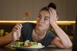 Los peligros de saltearse la cena para bajar de peso: ¿hasta qué hora es bueno comer?