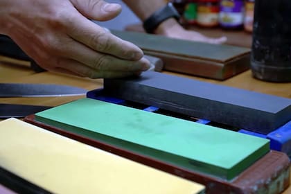"Si conocés la técnica, no necesitás una piedra de 500 dólares", cuenta el afilador japonés