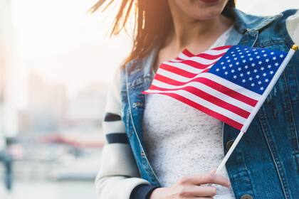 Si desea convertirse en ciudadano de Estados Unidos, puede solicitar la naturalización mediante la presentación de un Formulario N-400