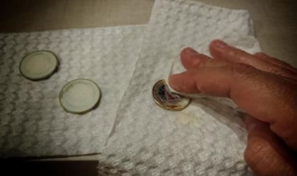 Si después de limpiar cuidadosamente una pieza continúa con aspecto sucio, simplemente se debe dejar de tocarla