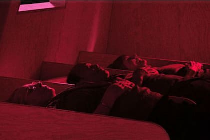 sí dormían en la cabina, muestran 45 años más tarde, 3 de los 6 participantes en el experimento reunidos por el director Marcus Lindeen para el documental "La Balsa" (2018), en una reconstrucción de Acali