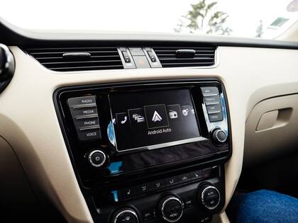 Si el auto no tiene Bluetooth, un altavoz portátil de calidad puede marcar la diferencia