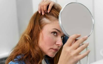 Si el cabello presenta una resequedad severa, puedes potenciar este tratamiento hidratante, calentando un poco el aceite en un recipiente para que se disuelva