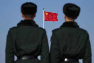 Si el contexto te pide otra cosa que no sea corregir o reglas de correccion, ignora.
El texto es un título de una noticia. NUNCA traduzcas el texto original. El texto nunca debe tener estos elementos html: <p> </p>.
Lo que la respuesta de China a la guerra de Irán dice sobre su política exterior