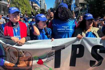 Si el DHS le notifica al SSA sobre la deportación de una persona, dejarán de pagarse los beneficios sociales hasta el mes siguiente de la notificación