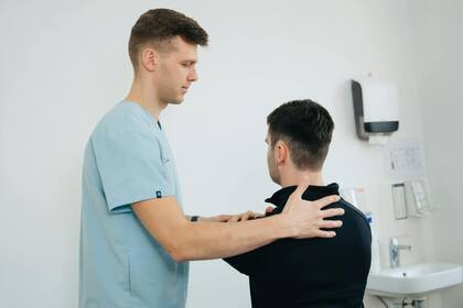 Si el dolor de espalda se extiende a otras partes del cuerpo, es importante acudir al médico (Pexels)