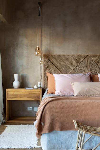 Si el dormitorio tiene grandes ventanales y mucha incidencia de luz, las paredes en tonos apagados pueden atenuarla.