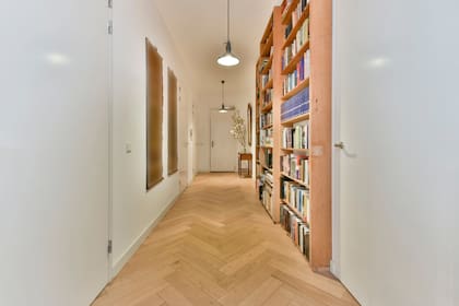 Si el espacio lo permite, una biblioteca resuelve un espacio de guardado y amienta el pasillo