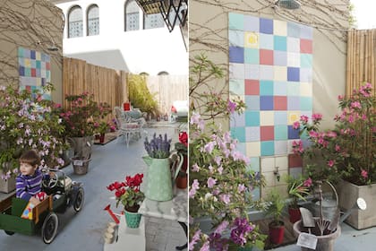 Si el espacio o el presupuesto no da para una pileta u otra alternativa, una ducha para refrescarse es una buena idea. Aquí se jugó con azulejos de colores que delimitan el área