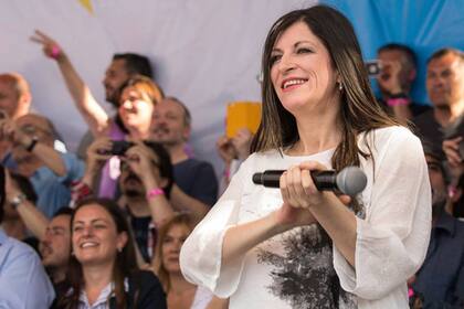 "Si el Estado decide subsidiar a grandes grupos sería razonable, como lo han hecho antes y lo están haciendo ahora las economías más desarrolladas, que lo haga no como un regalo a esas empresas, sino a cambio de una participación en el capital de las compañías", dijo la diputada