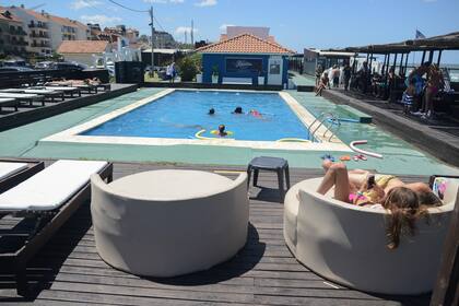 Si el mar está muy picado, siempre es posible entretenerse en la pileta de Paradise Beach.