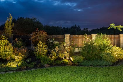 Si el patio está cercado, otra opción es montar varios apliques de bajo voltaje directamente en la cerca.