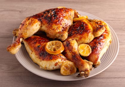 Si el pollo no se cocina completamente o se almacena de manera incorrecta, puede albergar bacterias como Salmonella y Campylobacter