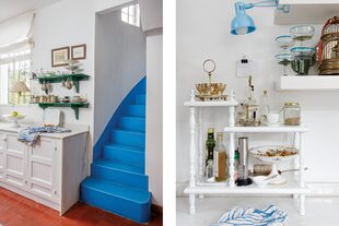 Si en la escalera principal las alzadas de los escalones están revestidas en mosaicos azules, la de la cocina tomó ese color pleno, un detalle simple que la llena de frescura