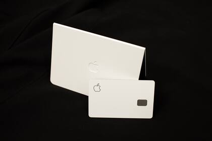 Si eres mujer, tu límite de crédito con la tarjeta Apple Card es hasta 20 veces menor que si eres hombre, se quejaron algunos usuarios