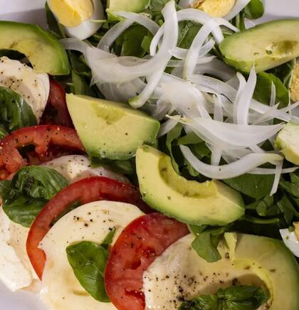 Si estás buscando comer más liviano, apostá por la ensalada Omertà.