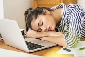 Los enormes beneficios de las siestas cortas y cómo aprender a hacerlas sin despertarnos de mal humor