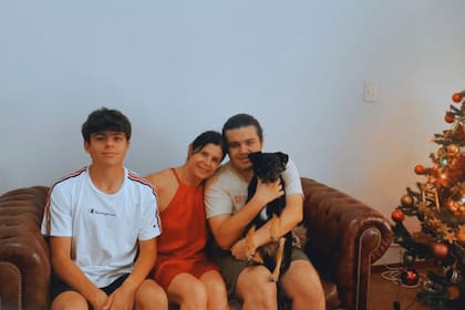 “Si estoy bien, mis hijos y quienes me rodean también lo están. Mi función es motivar a las mujeres a cuidar su salud y entender que esta etapa de la vida no es el final. Podemos estar activas, felices y sin dolores, sin importar la edad”, asegura Vilma, ginecóloga y deportista.