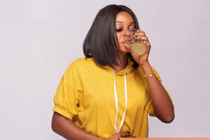 Si evacuar toma más de 10 minutos, es preferible levantarse, caminar y permitir que el movimiento estimule el funcionamiento intestinal