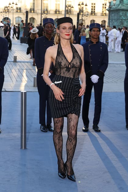 Si hay algo a destacar del outfit que eligió Diane Kruger es que no pasó desapercibido. La actriz se inspiró en la alta sociedad parisina y lució un conjunto de la colección Otoño 2024 de Nina Ricci