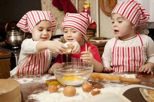 Si hay algo que les gusta en la cocina a los pequeños chefs es quebrar los huevos y ver la magia.