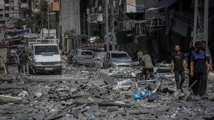 "Si hay personas en las cercanías de la explosión, no se encontrará rastro de ellas. Incluso sus restos son esparcidos y no podemos encontrarlos intactos", dijo Alam al-Ghoul, quien ocasionalmente trabaja de voluntario ayudando a recuperar los cuerpos de las víctimas de la guerra en Gaza