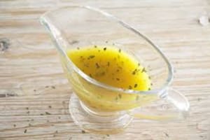 Si hay tiempo extra es bueno agregar algunos aderezos para darle un toque distinto a los platos. Una vinagreta de mostaza es fácil, accesible y nunca falla. (Canva)