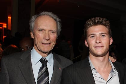 Si hay una carrera en Hollywood que a la mayoría de la gente le gustaría tener, sería la suya. Desde la década de 1960 hasta ahora, Clint Eastwood no ha perdido su toque mágico en el cine. En la foto junto a su hijo Scott