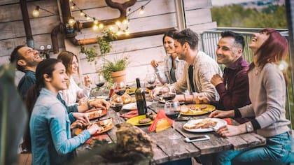 Si la invita pasar el rato con sus familiares y amigos es porque probablemente quiera estar más cerca de usted emocionalmente